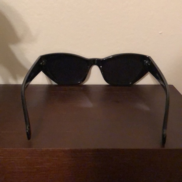 Angular black cat eye sunglasses - Picture 2 of 3